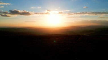 Mavi gökyüzünde güzel bir günbatımı - Peak District Ulusal Parkı - İHA fotoğrafçılığı