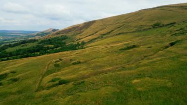 Peak District Ulusal Parkı 'nın yeşil tepeleri - İHA fotoğrafçılığı