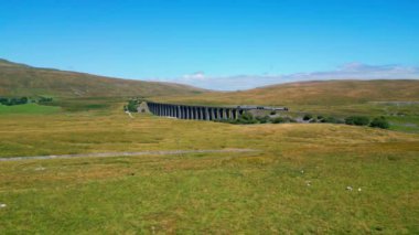 Yorkshire Dales Ulusal Parkı 'ndaki Ribblehead viyadük treni - İHA fotoğrafçılığı