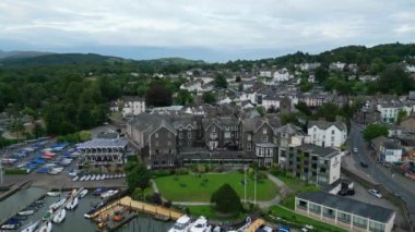 Göl Bölgesi 'ndeki Windermere köyünün üzerindeki hava manzarası - Windermên, Birleşik KINGDOM - 17 AĞUSTOS 2022