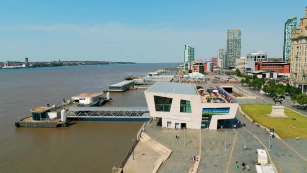 Liverpool Daki Mersey Nehri Ndeki Pier Head Feribot Terminali Üzerinde — Stok video