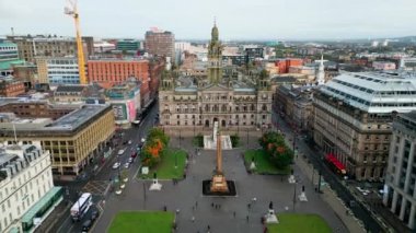 Glasgow Şehir Merkezi 'ndeki George Meydanı üzerinde uçuş - hava manzaralı - GLASGOW, BİRLİK KINGDOM - 4 Ekim 2022