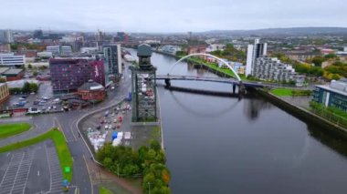 Glasgow 'daki Clyde Nehri üzerinden uçuş - hava görüntüsü - GLASGOW, BİRLİK KINGDOM - 4 Ekim 2022