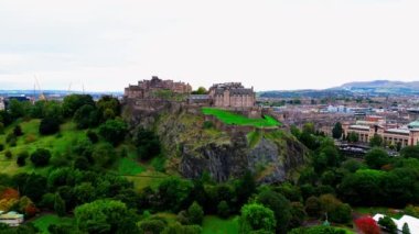 Castle Hill 'deki Edinburgh Kalesi üzerindeki hava manzarası - EDINBURGH, BİRLİK KINGDOM - 3 Ekim 2022