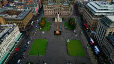 Glasgow Şehir Merkezi 'ndeki George Meydanı üzerinde uçuş - hava manzaralı - GLASGOW, BİRLİK KINGDOM - 4 Ekim 2022