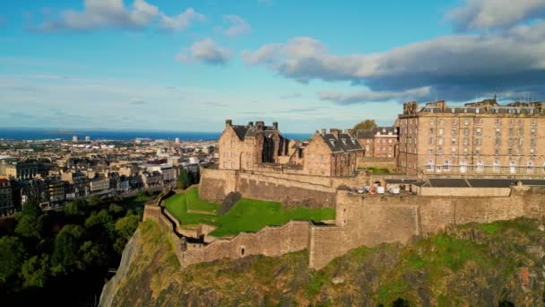 Castle Hill Deki Ünlü Edinburgh Şatosu Hava Manzaralı Seyahat Fotoğrafçılığı — Stok video