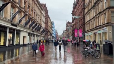 Yağmurlu bir günde Glasgow 'da Buchanan Sokak Yayaları - GLASGOW, UNITED KINGDOM - 4 Ekim. 2022
