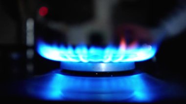 Mutfaktaki gaz sobasının alevi.