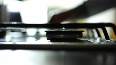 Mutfaktaki gaz sobasının alevi.