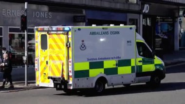 Edinburgh şehrindeki ambulans arabası - eracgency - EDINBURGH, UNITED KINGDOM - 4 Ekim 2022