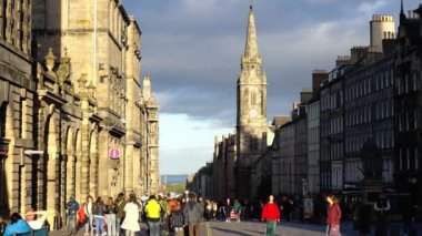 Edinburgh 'daki Royal Mile turistler için yoğun bir yerdir - EDINBURGH, UNITED KINGDOM - 4 Ekim 2022