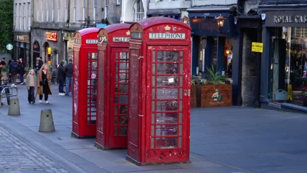 Vörös Telefonfülkék Edinburgh Óvárosában Edinburgh Egyesült Királyság 2022 Október — Stock videók