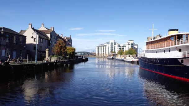Barco Río Leith Edimburgo Edimburgo Reino Unido Octubre 2022 — Vídeo de stock