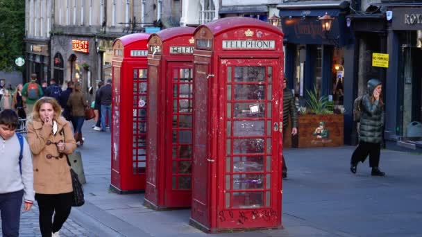 Rote Telefonzellen Der Altstadt Von Edinburgh Edinburgh Vereinigtes Königreich Oktober — Stockvideo