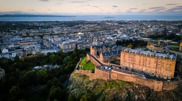 Edinburghin Linna Illalla Ilmakuva Matka Valokuvaus — kuvapankkivalokuva