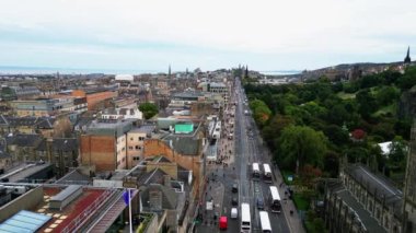Edinburgh 'daki Princes Caddesi üzerinde uçuş - hava manzarası - seyahat fotoğrafçılığı