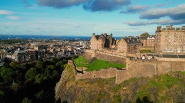 Güneşli bir günde Edinburgh Şatosu - hava manzarası - seyahat fotoğrafçılığı