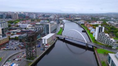 Glasgow 'daki Clyde Nehri üzerinden uçuş - hava görüntüsü - GLASGOW, BİRLİK KINGDOM - 4 Ekim 2022