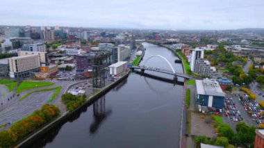 Glasgow 'daki Clyde Nehri üzerinden uçuş - hava görüntüsü - GLASGOW, BİRLİK KINGDOM - 4 Ekim 2022