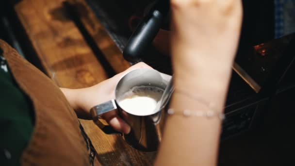 Barista ångande mjölk. barista förbereder latte. Dricka kaffe. latte. närbild. barista piskar mjölk i en kanna med varm ånga från kaffemaskinen. process för framställning av mjölkskum. — Stockvideo