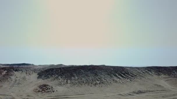 Jeżdżę. podróżuje przez pustynię. poruszający pustynny krajobraz. widok z okna od strony pasażera samochodu, poruszając się wzdłuż pustynnej autostrady — Wideo stockowe