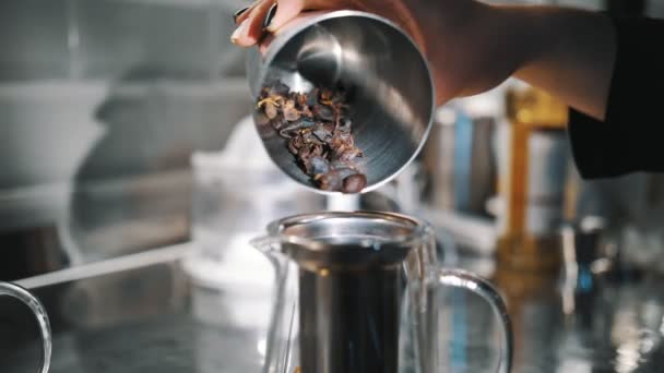 Bebida de té. Primer plano. maestro del té vierte los ingredientes en una tetera de vidrio para una mayor preparación de la bebida especial de té de frutas calientes — Vídeos de Stock