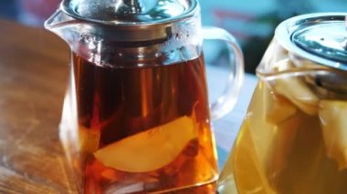 Çaydanlıkta meyve çayı. Bitki çayı. Çay içeceğim. Yakın plan. Üç farklı meyve ve bitkisel, renkli, ev yapımı çaydanlık..