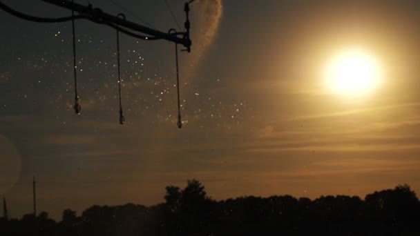 Agricultura de riego. Sistema de riego. sistema de riego artificial automático para el campo agrícola. al atardecer, en contraluz. Gotas de agua salpicando brillan a la luz del sol — Vídeos de Stock