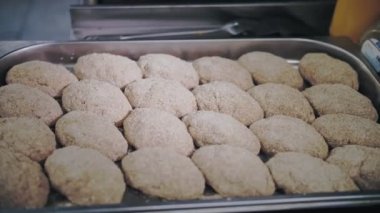 Yarı bitmiş ürünler. Çiğ hamburger. Yemek pişirmek. Yakın plan. Pişirmeden önce, çiğ pirzola, hamburger, tavaya serilmişti.