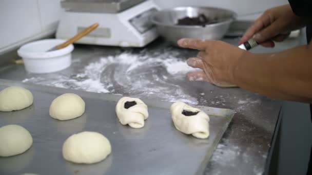 요리. 클로즈업. 빵집이요. 반죽 파이를 만든다. 클로즈업. 빵집에서 손을 만드는 여성들, 속 이찬 파이를 조각하는 모습. — 비디오
