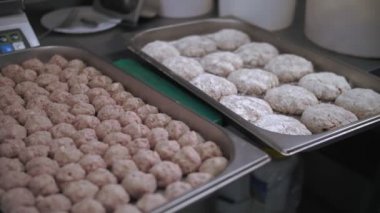 Yarı bitmiş ürünler. Çiğ hamburger. Yemek pişirmek. Yakın plan. Pişirmeden önce, çiğ pirzola, hamburger, tavaya serilmişti.