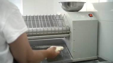 Çamur temizleyici. Hamur tatlısı. ravioli. Yakın plan. Yarı bitmiş ürünler. Yemek pişirmek. Büfe restoranının mutfağında hamur işleri için özel bir makine..