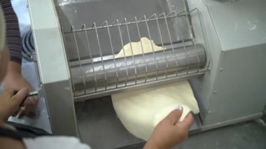 Çamur temizleyici. Hamur tatlısı. ravioli. Yakın plan. Yarı bitmiş ürünler. Yemek pişirmek. Büfe restoranının mutfağında hamur işleri için özel bir makine..