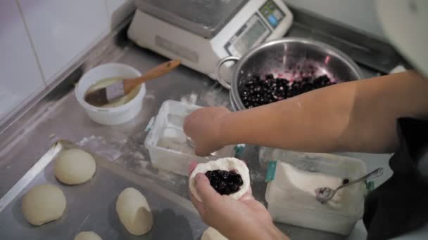 Matlagning. närbild. Bageri. Göra deg pajer. Närbild. kvinnliga bagare händer att göra, skulptera söta fyllda pajer. — Stockvideo