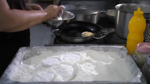 Hamburguesa empanada. Primer plano. cocinar. buffet restaurante cocina. el chef fríe las empanadas para las hamburguesas en la cacerola. Chuletas de carne picada. Sabroso plato de carne. cocina en la cocina. — Vídeos de Stock