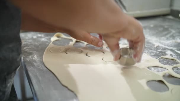 Boulettes, raviolis. pâte pour boulettes. Gros plan. Découper des cercles de pâte crue. — Video