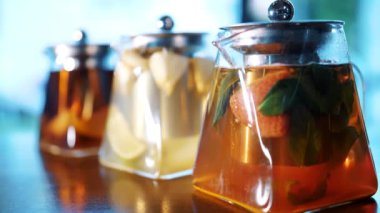 Çaydanlıkta meyve çayı. Bitki çayı. Çay içeceğim. Yakın plan. Üç farklı meyve ve bitkisel, renkli, ev yapımı çaydanlık..