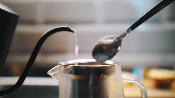 Bylinkový čaj. čajový drink. příprava bylinkového čaje. detailní záběr. proces vaření heřmánkového čaje. nakrájený suchý heřmánek se nalévá s vroucí vodou v konvici — Stock video