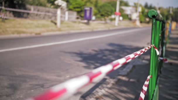 Cinta de precaución. Señal de protección. No cruces la línea. raya roja y blanca. telón de fondo sin gente, calle vacía. — Vídeos de Stock