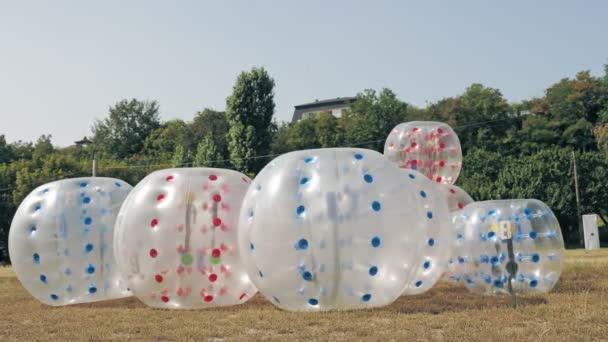 Plast zorbing boll. närbild. Rullande zorber. Zorbing Balls på en lekplats. stora genomskinliga plastsfärer, klot eller zorbs, utomhus i parken. — Stockvideo