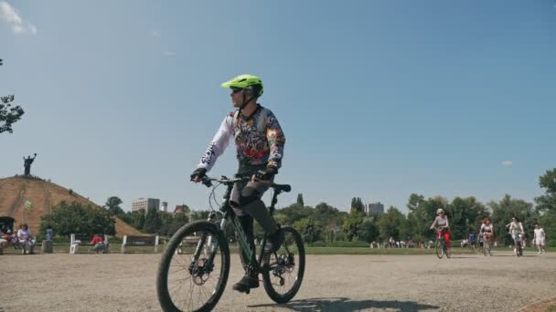 CHERKASSY, UKRAINE, AUGeight 24, 2021: Biking. 사람들은 도시 공원에서, 화창 한 여름날 자전거를 탑니다. — 비디오