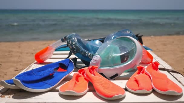 Snorkeling. acessórios snorkeling. chinelos para natação segura, máscaras de snorkeling, barbatanas são secas ao sol, na praia, pelo mar. — Vídeo de Stock