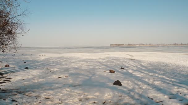 Kış manzarası. Nehirdeki buz. Buz ve karla kaplı donmuş nehir.. — Stok video