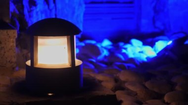 Güneş enerjili bahçe feneri. alçak bahçe feneri geceleri parlıyor, bahçeyi aydınlatıyor.