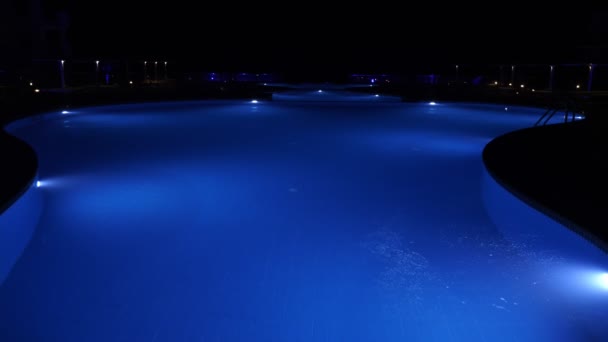 Piscine la nuit. Gros plan. eau de piscine, rétro-éclairé bleu, la nuit — Video