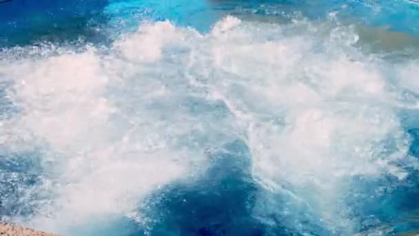Jacuzzi. Primer plano. agua burbujeante en el jacuzzi abierto, piscina. complejo tropical, junto al mar — Vídeos de Stock