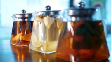 Çaydanlıkta meyve çayı. Bitki çayı. Çay içeceğim. Yakın plan. Üç farklı meyve ve bitkisel, renkli, ev yapımı çaydanlık..