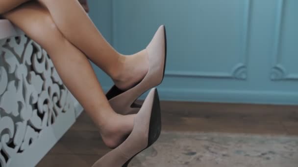 Kid high heels. close-up. kids feet in high-heeled pumps. — Stockvideo