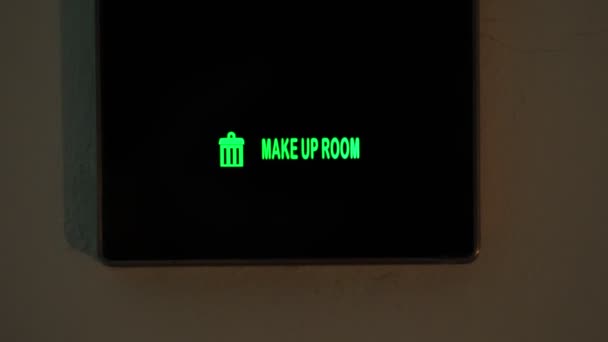 部屋を作る。接近中だ。看板は緑色で点灯します。電子版だ。外的指標。碑文付きのデジタルボード-部屋を構成します。ホテルの部屋で — ストック動画
