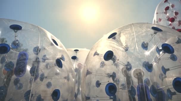 Plastic verzorgingsbal. close-up. Rollende zorbs. Zorbing Balls op een speelplaats. grote transparante kunststof bollen, bollen of zorbs, buiten in het park. — Stockvideo